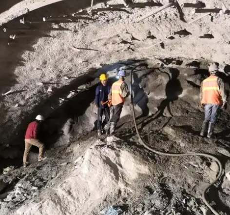 和龙隧道拱顶带模注浆料，微膨胀注浆料的特点及施工工艺